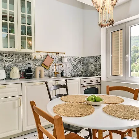 Отель Captain' S Boutique