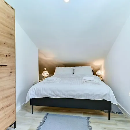 Отель Captain' S Boutique