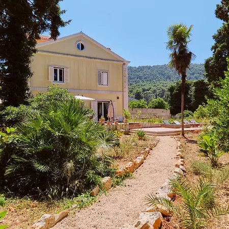 Отель Captain' S Boutique